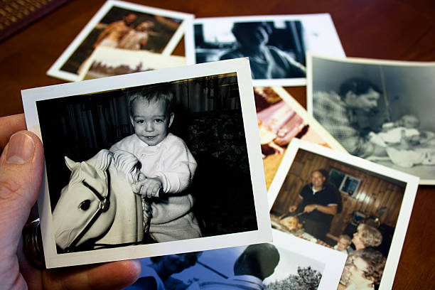hand, die hält vintage foto der kinder mit spielzeug hobby horse - erinnerung fotos stock-fotos und bilder