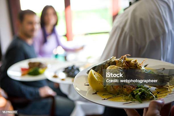 Que Sirve Pescados Y Mariscos Foto de stock y más banco de imágenes de Pez - Pez, Camarero, Restaurante