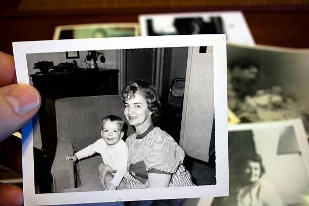 mano tiene vintage foto de madre y niño - agarrar fotos fotografías e imágenes de stock