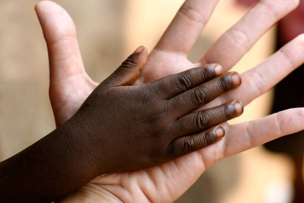 アフリカ系アメリカ人の手と - holding hands human hand child mother ストックフォトと画像