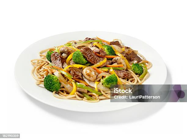 Szechuan Carne De Res Con Fideos Foto de stock y más banco de imágenes de Comida china - Comida china, Plato - Vajilla, Recortable