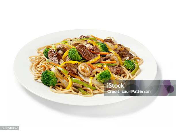 Foto de Carne Com Macarrão Sichuan e mais fotos de stock de Comida chinesa - Comida chinesa, Prato, Figura para recortar