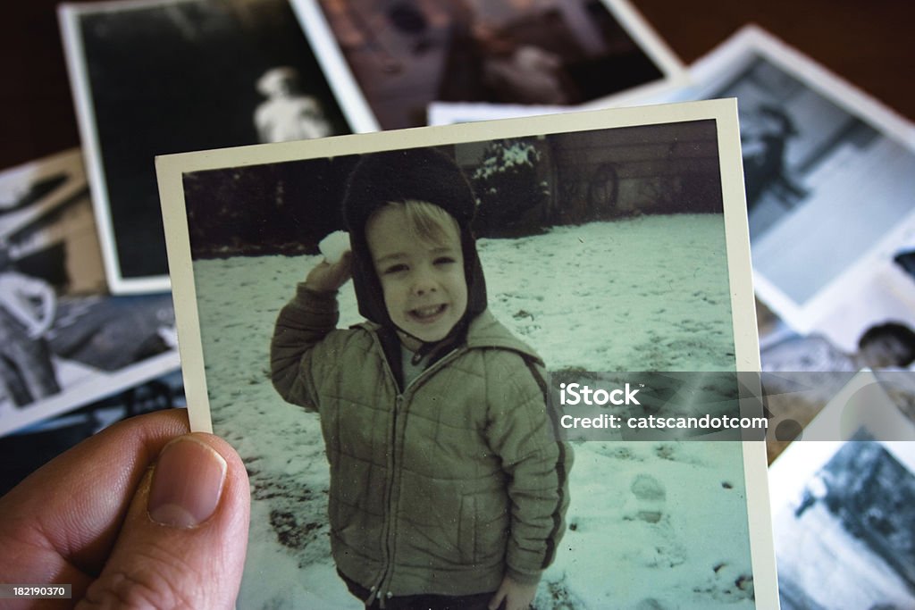 Mano tiene fotografia Vintage con ragazzo nella neve - Foto stock royalty-free di Fotografia - Prodotto d'arte e artigianato
