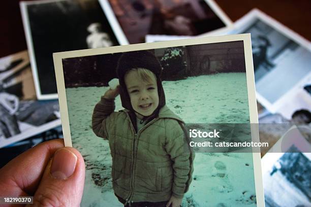 Mano Tiene Fotografia Vintage Con Ragazzo Nella Neve - Fotografie stock e altre immagini di Fotografia - Prodotto d'arte e artigianato