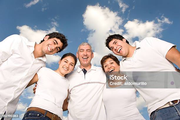 Família Divertida - Fotografias de stock e mais imagens de Abraçar - Abraçar, Adulto, Alegria