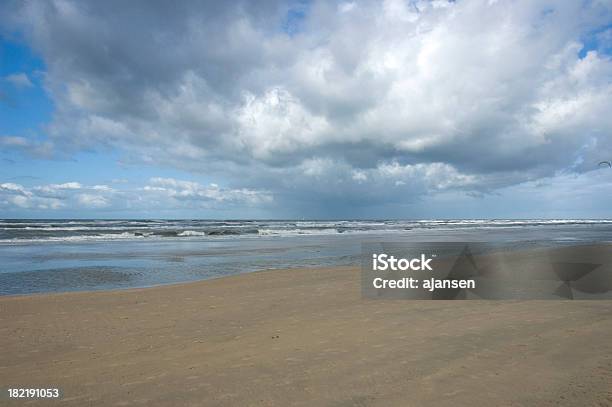 Dia Na Praia - Fotografias de stock e mais imagens de Ao Ar Livre - Ao Ar Livre, Areia, Chuva