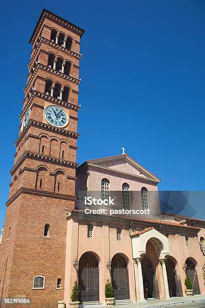 Photo libre de droit de Époque Romane Bell Tower Et Church Version 2 banque d'images et plus d'images libres de droit de Catholicisme - Catholicisme, Église, Arc - Élément architectural