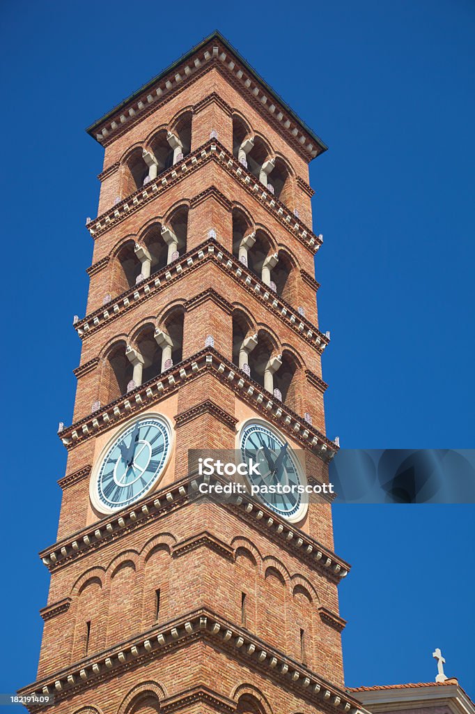 Sala Romanesque Bell Tower - Foto de stock de Aguja de Reloj libre de derechos