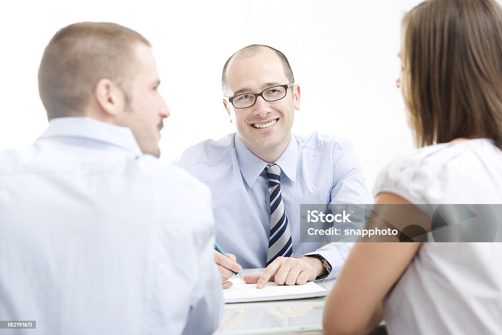 Casal sentado ao longo do Homem na mesa de consulta - Royalty-free Casal Foto de stock