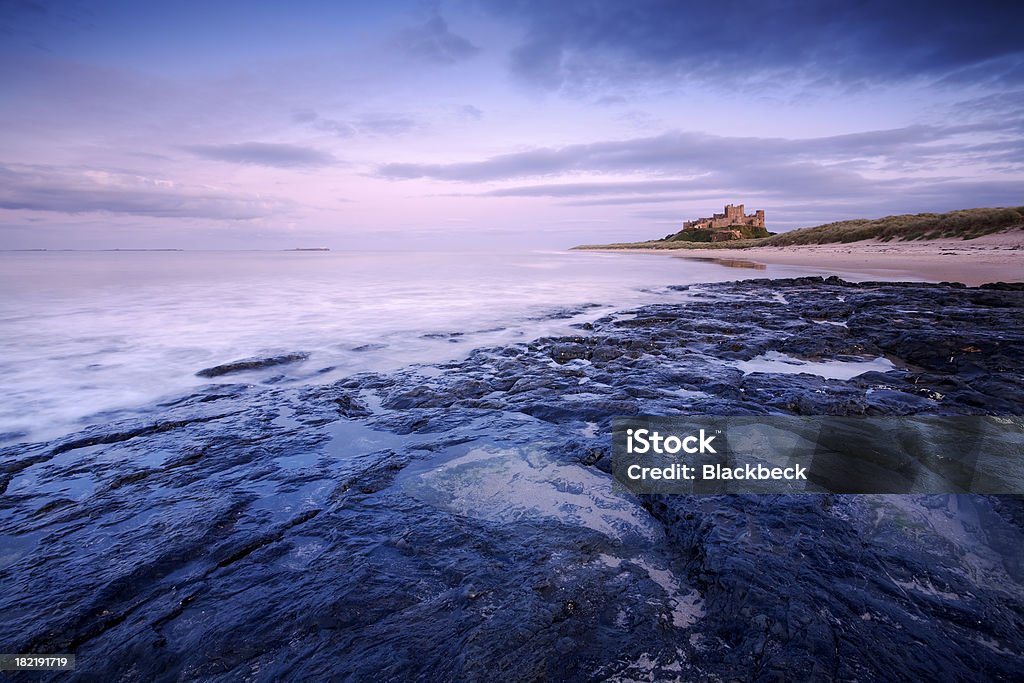 Château de Bamburgh au coucher du soleil - Photo de Château de Bamburgh libre de droits