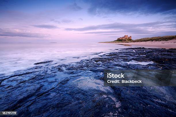 Photo libre de droit de Château De Bamburgh Au Coucher Du Soleil banque d'images et plus d'images libres de droit de Château de Bamburgh - Château de Bamburgh, Paysages, Northumberland