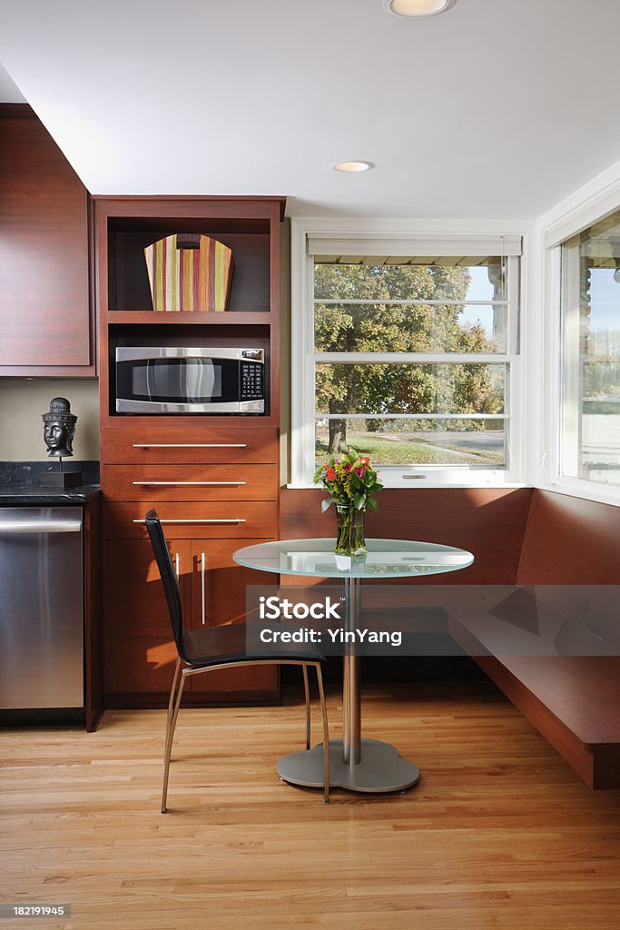 Remodelado moderna cocina-Mesa de - Foto de stock de A la moda libre de derechos