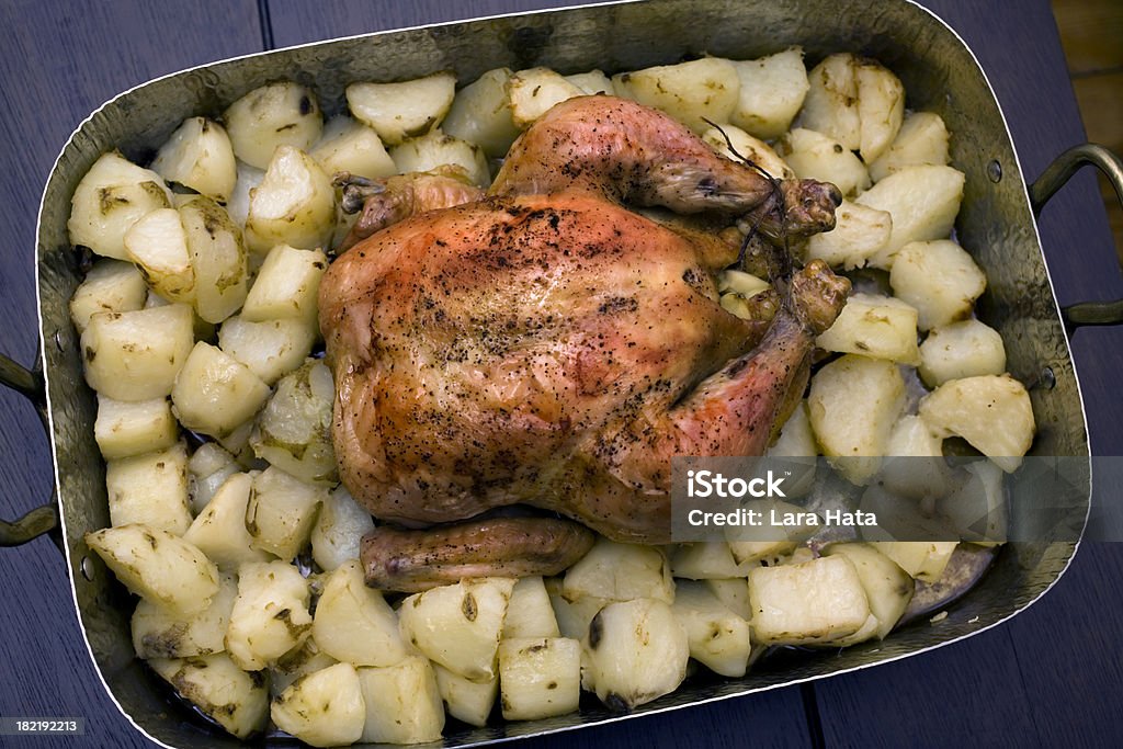 Pollo arrosto e patate in rame Pentola da forno - Foto stock royalty-free di Alimento di base