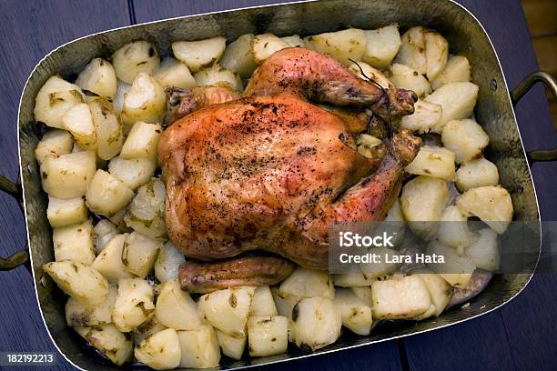 Pollo Arrosto E Patate In Rame Pentola Da Forno - Fotografie stock e altre immagini di Alimento di base - Alimento di base, Ambientazione interna, Antico - Vecchio stile