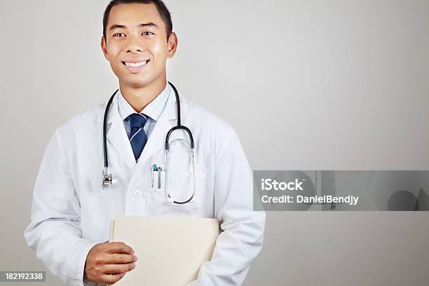 Healthcare Medicamento Foto de stock y más banco de imágenes de 20 a 29 años - 20 a 29 años, Adulto, Adulto joven