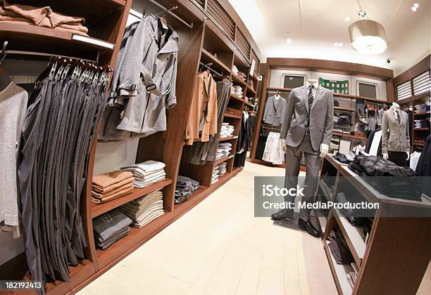 Tienda De Ropa Foto de stock y más banco de imágenes de A la moda - A la moda, Boutique, Chaqueta