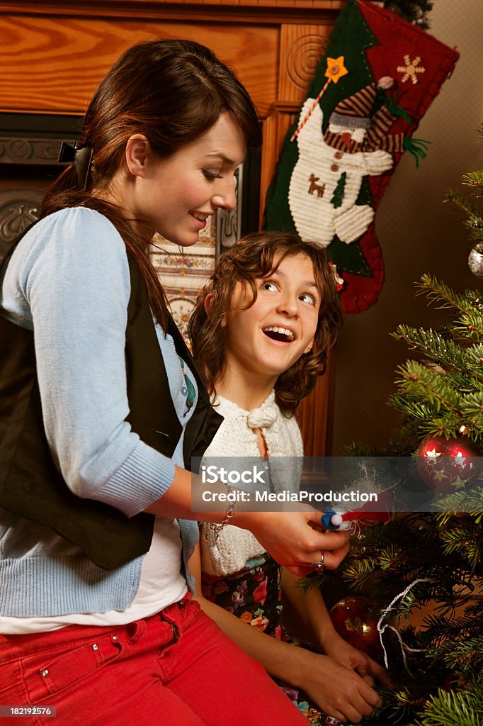 Мать и дочь на Рождество - Стоковые фото Вертикальный роялти-фри