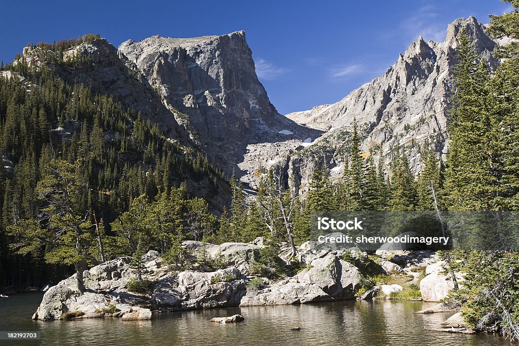 Dream lac et Hallett Peak dans le parc National de Rocky Mountain - Photo de Parc National des Rocheuses libre de droits