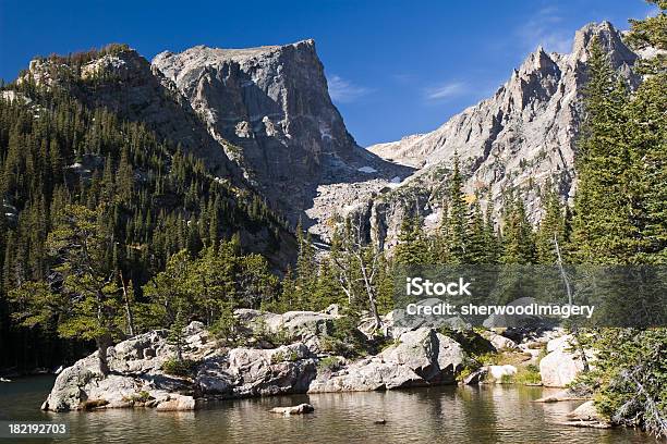 Photo libre de droit de Dream Lac Et Hallett Peak Dans Le Parc National De Rocky Mountain banque d'images et plus d'images libres de droit de Parc National des Rocheuses