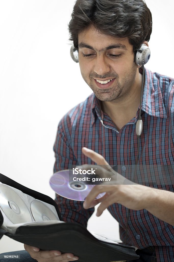 Casual uomo ascoltando musica & con DVD - Foto stock royalty-free di 25-29 anni