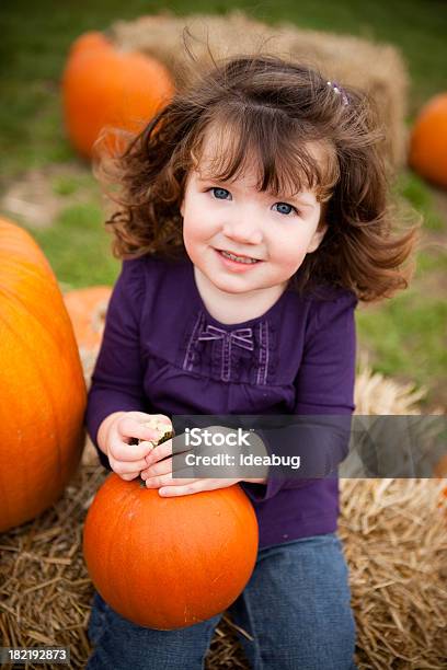 Rapariga Feliz Na Plantação De Abóboras - Fotografias de stock e mais imagens de Abóbora-Menina - Cucúrbita - Abóbora-Menina - Cucúrbita, Criança, Fardo