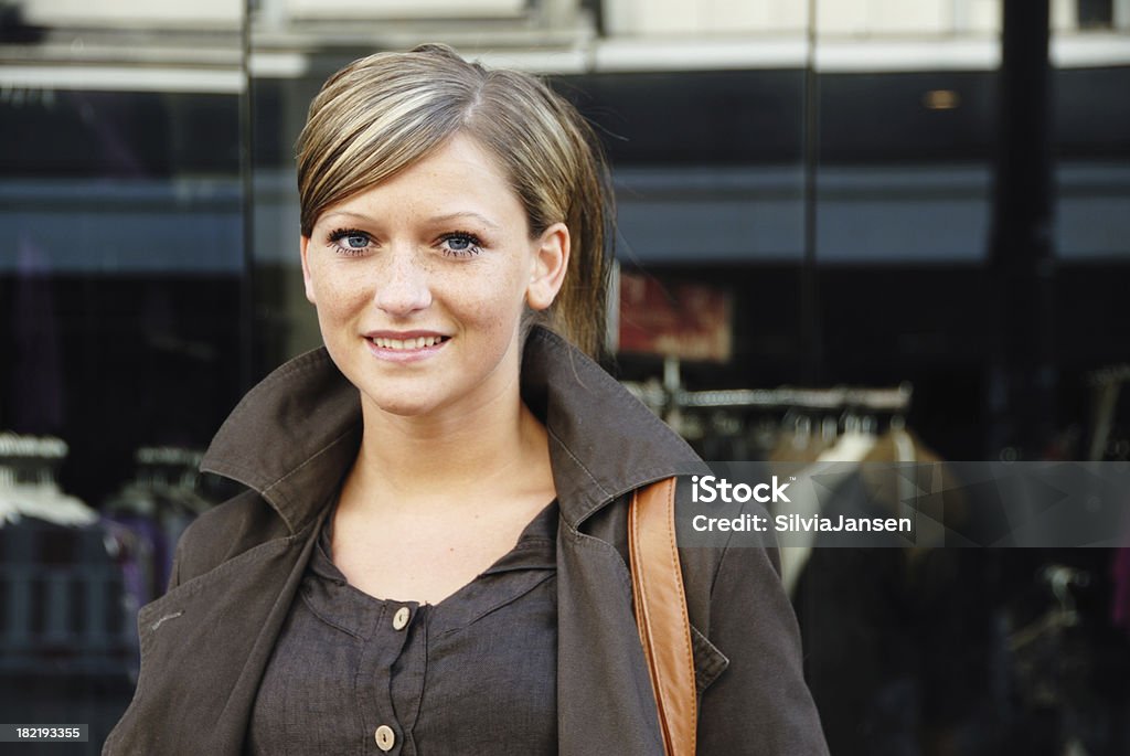 Молодая женщина Портрет - Стоковые фото 2000-2009 роялти-фри