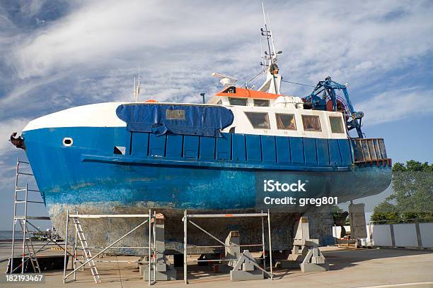 Photo libre de droit de Grand Bateau De Maintenance banque d'images et plus d'images libres de droit de Restaurer - Restaurer, Rouillé, Activité de loisirs