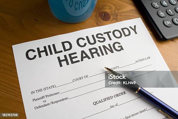 Foto de Criança Custódia Audição Documento e mais fotos de stock de Custódia da criança - Custódia da criança, Audiência no tribunal, Divórcio