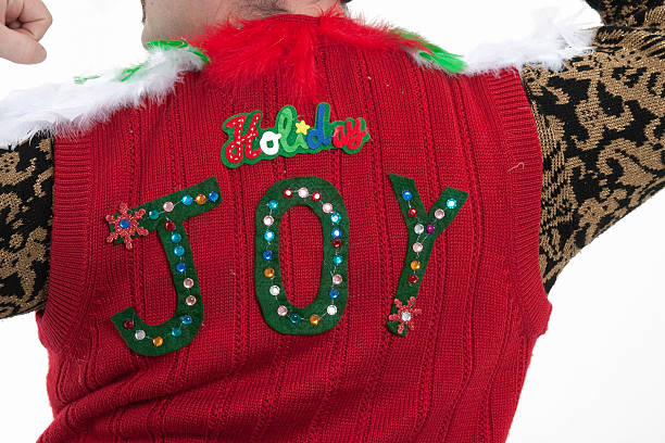 tacky pull de noël - ugliness sweater kitsch holiday photos et images de collection