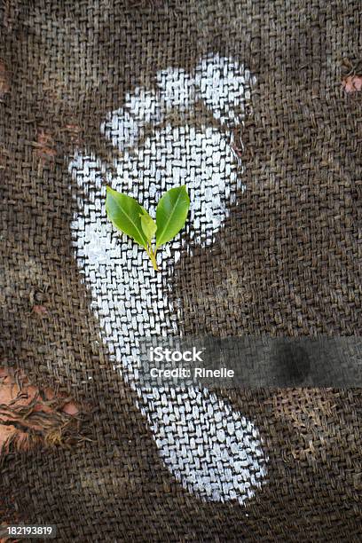 Ślad Stopy Z Zielonych Liści - zdjęcia stockowe i więcej obrazów Działanie - Działanie, Tkanina, Środowisko naturalne