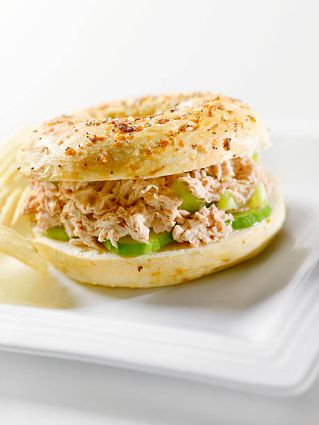 pãozinho com salada de atum - tuna tuna salad bagel sandwich imagens e fotografias de stock