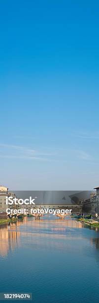 ヴェッキオ橋ブリッジアーノブルースカイ垂直パノラマに広がるフィレンツェ校イタリア - アルノ川のストックフォトや画像を多数ご用意 - アルノ川, アーケード, アーチ橋