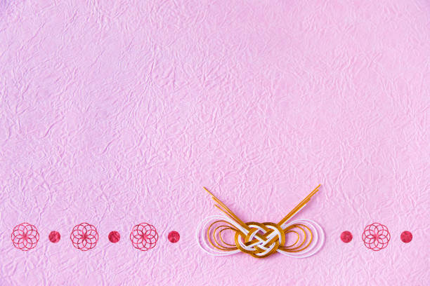 菊の文様と水玉模様を和紙で作っています。赤と金とピンク。日本のお正月の画像