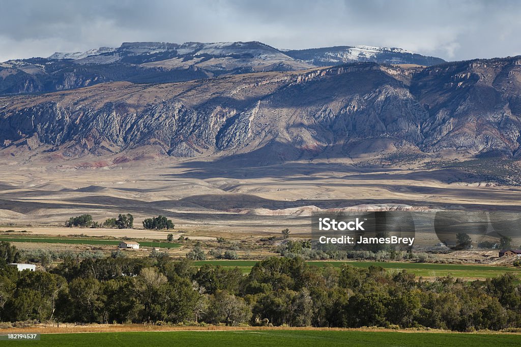 Western paisaje con capas de montañas, verde de los árboles, simple - Foto de stock de Acantilado libre de derechos
