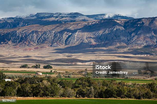 Western Paisaje Con Capas De Montañas Verde De Los Árboles Simple Foto de stock y más banco de imágenes de Acantilado