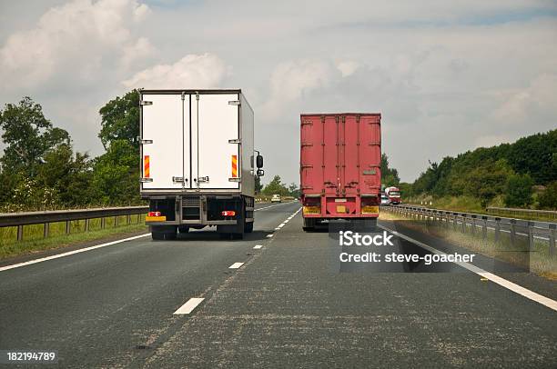 Wyprzedzać Samochody Ciężarowe - zdjęcia stockowe i więcej obrazów Bez ludzi - Bez ludzi, Ciężarówka, Ciężarówka transportowa