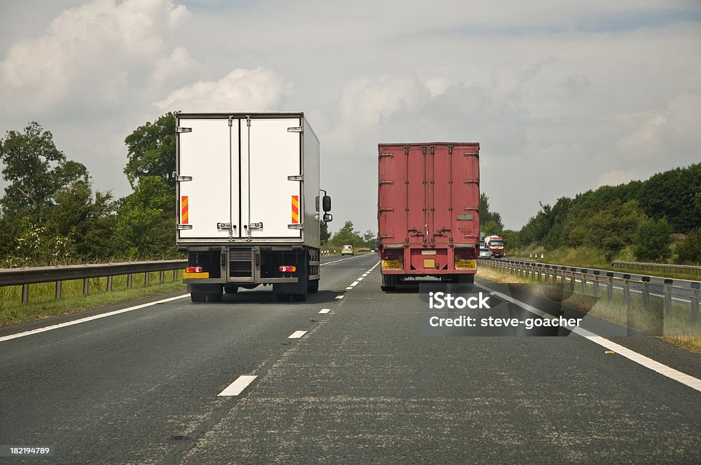 Обгонять грузовиков - Стоковые фото Автострада роялти-фри