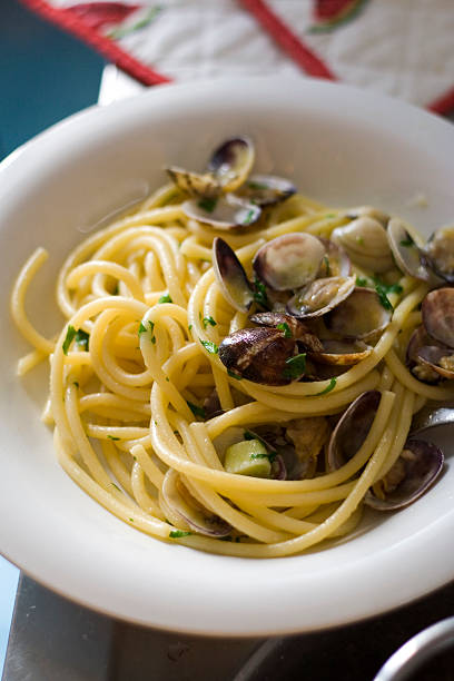 spaghetti con almejas - parsimon fotografías e imágenes de stock