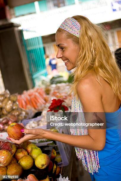 Escolher De Maçã - Fotografias de stock e mais imagens de Adulto - Adulto, Alimentação Saudável, Amontoar