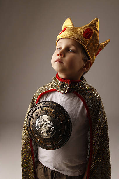 dumny mały king - child playing dressing up imagination zdjęcia i obrazy z banku zdjęć