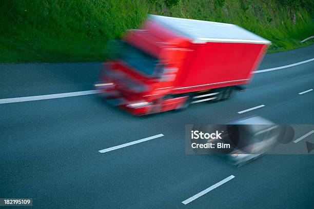 Vermelha Camião E Carro De Velocidade Na Rodovia Turva Em Movimento - Fotografias de stock e mais imagens de Camião