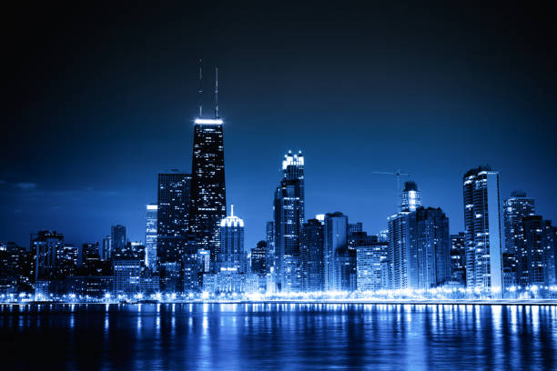 Chicago skyline by night Chicago skyline by night lake shore drive chicago stock pictures, royalty-free photos & images