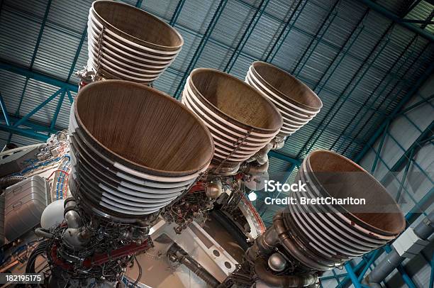 Saturn V Rocket Motores Foto de stock y más banco de imágenes de Motor - Motor, Cohete espacial, Espacio exterior