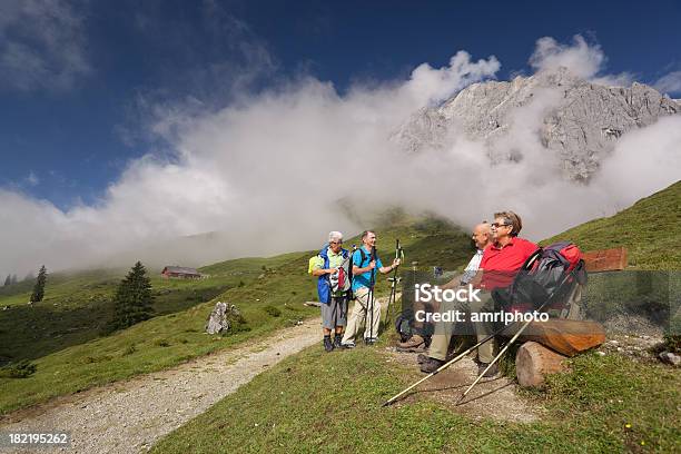 シニアハイキングでお過ごしのベンチに美しい山 - 4人のストックフォトや画像を多数ご用意 - 4人, 60代, アクティブシニア