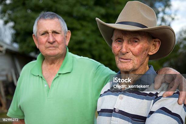 Älterer Mann Mit Seinem Jüngeren Bruder Stockfoto und mehr Bilder von Australien - Australien, Bauernberuf, Australische Kultur