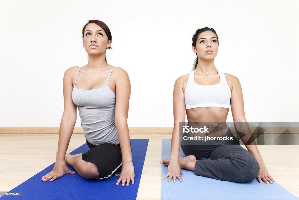 Yoga i partner - Foto stock royalty-free di Bianco