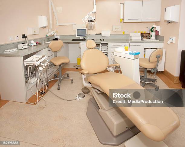 Dentista Foto de stock y más banco de imágenes de Artículo médico - Artículo médico, Asistencia sanitaria y medicina, Belleza