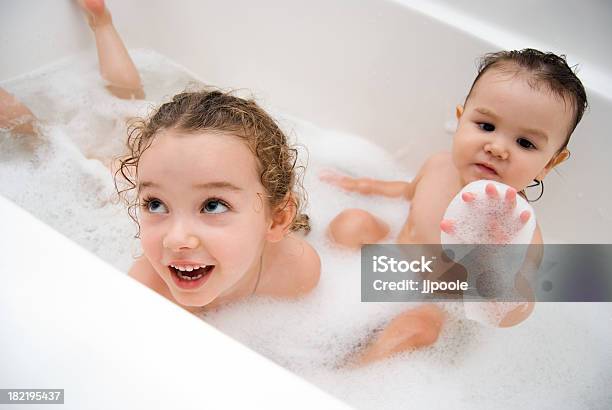 Hermanas En El Baño Foto de stock y más banco de imágenes de Niño - Niño, 6-11 meses, Bañera