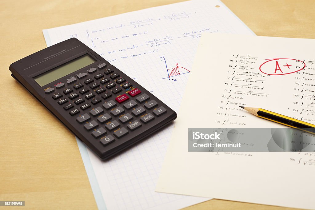 Eccellente qualità in esame della matematica e della calcolatrice - Foto stock royalty-free di Analizzare