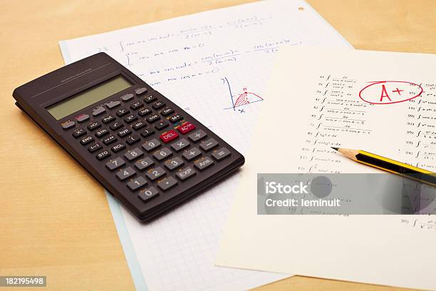 Eccellente Qualità In Esame Della Matematica E Della Calcolatrice - Fotografie stock e altre immagini di Analizzare